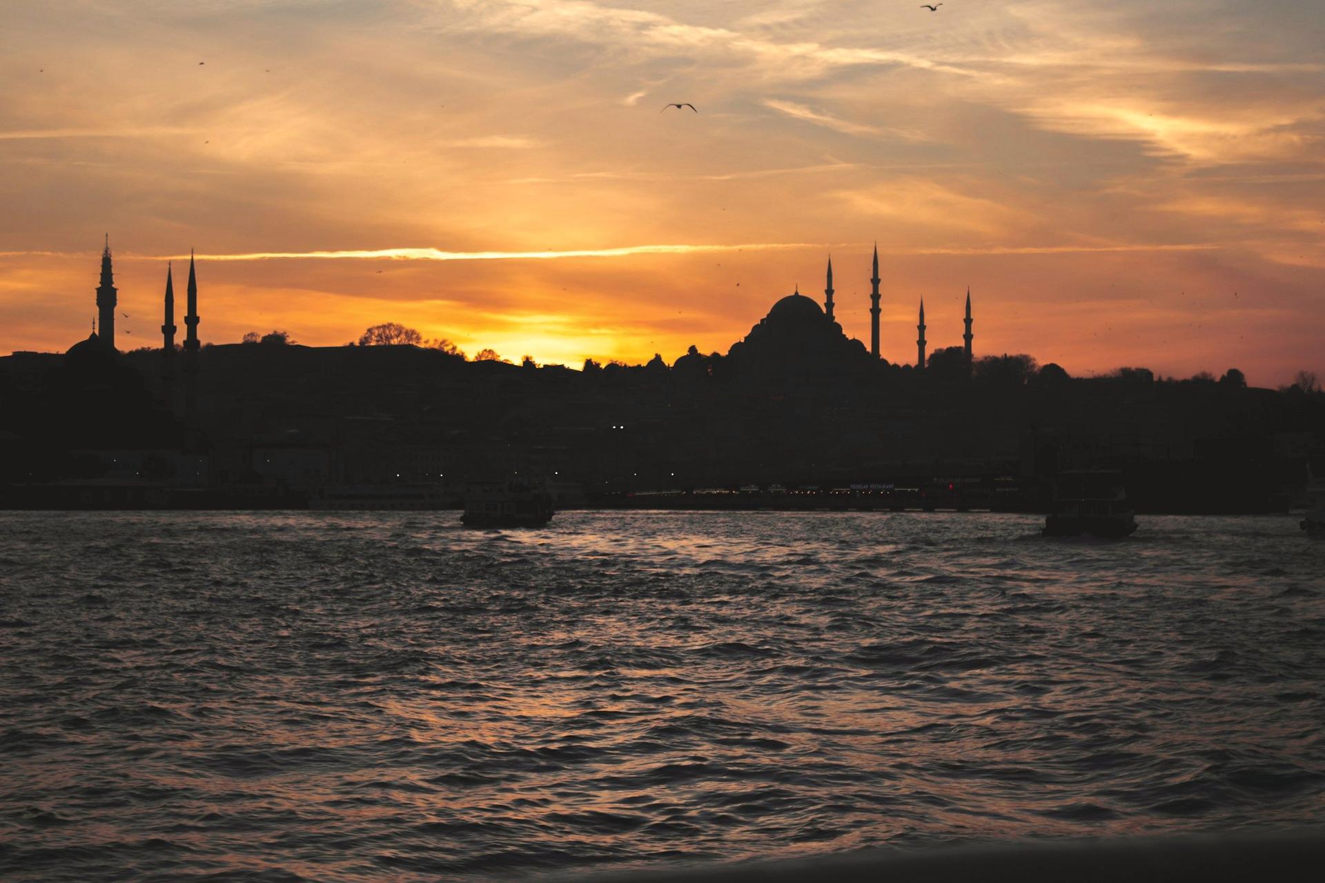 Gün batımında İstanbul silueti: Haliç üzerinden camiler